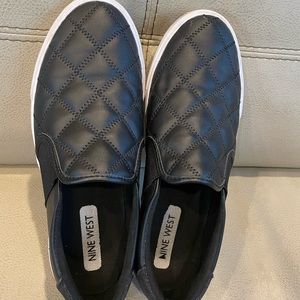 Nine West slip on sneakers very good condition